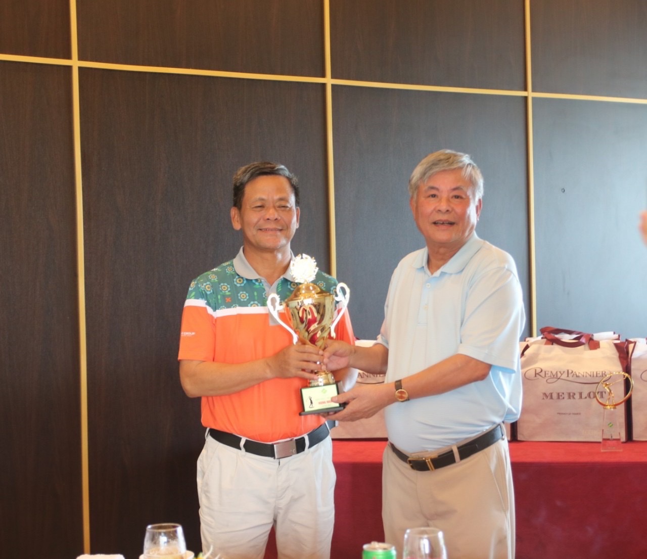 Ông Kiều Hữu – Chủ tịch HĐQT Công ty Dược VIDIPHA trao giải nhất cho Bác sĩ Đường Công Lự - Sở Y tế Hà Tĩnh .